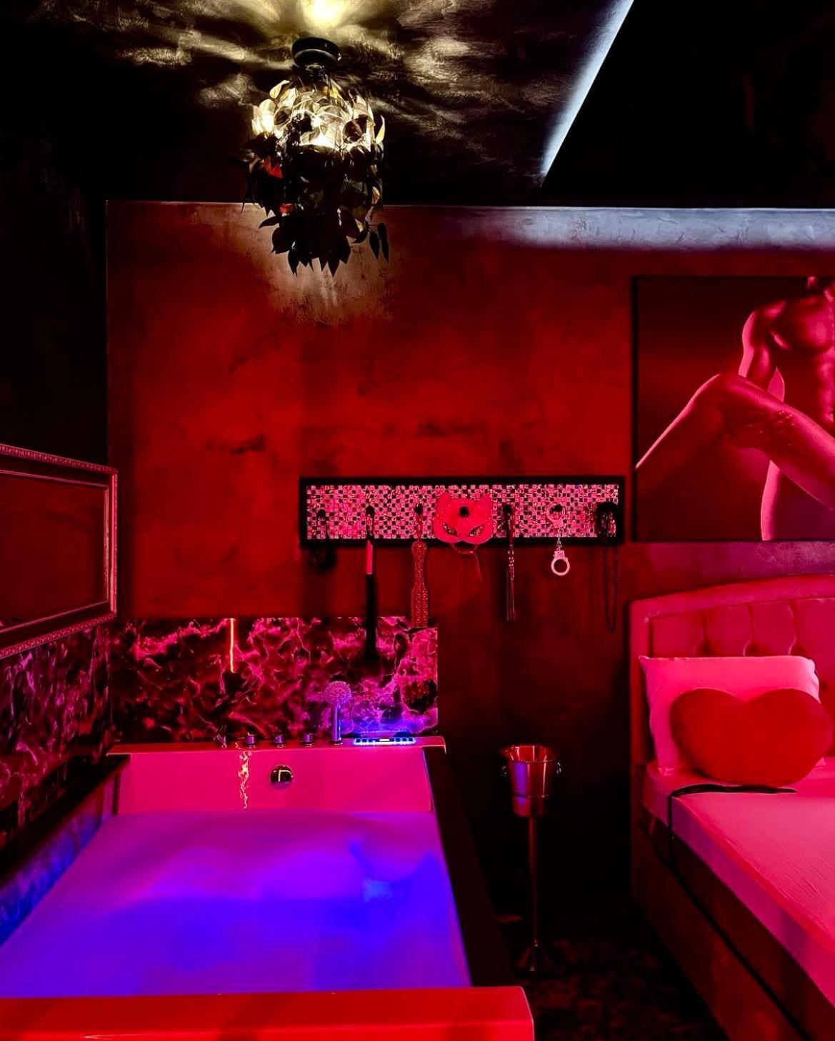 Love Room Bucharest Exterior photo